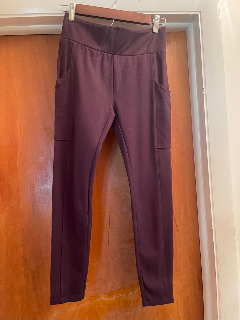 High-Waist Plum Leggings with Side Pockets